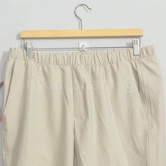 NWT Greg Norman Men’s Pull-On Short in TAN - Picture 3 of 5